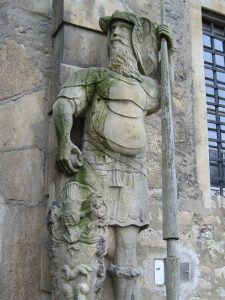 ヴォルフスブルク城入口の騎士像